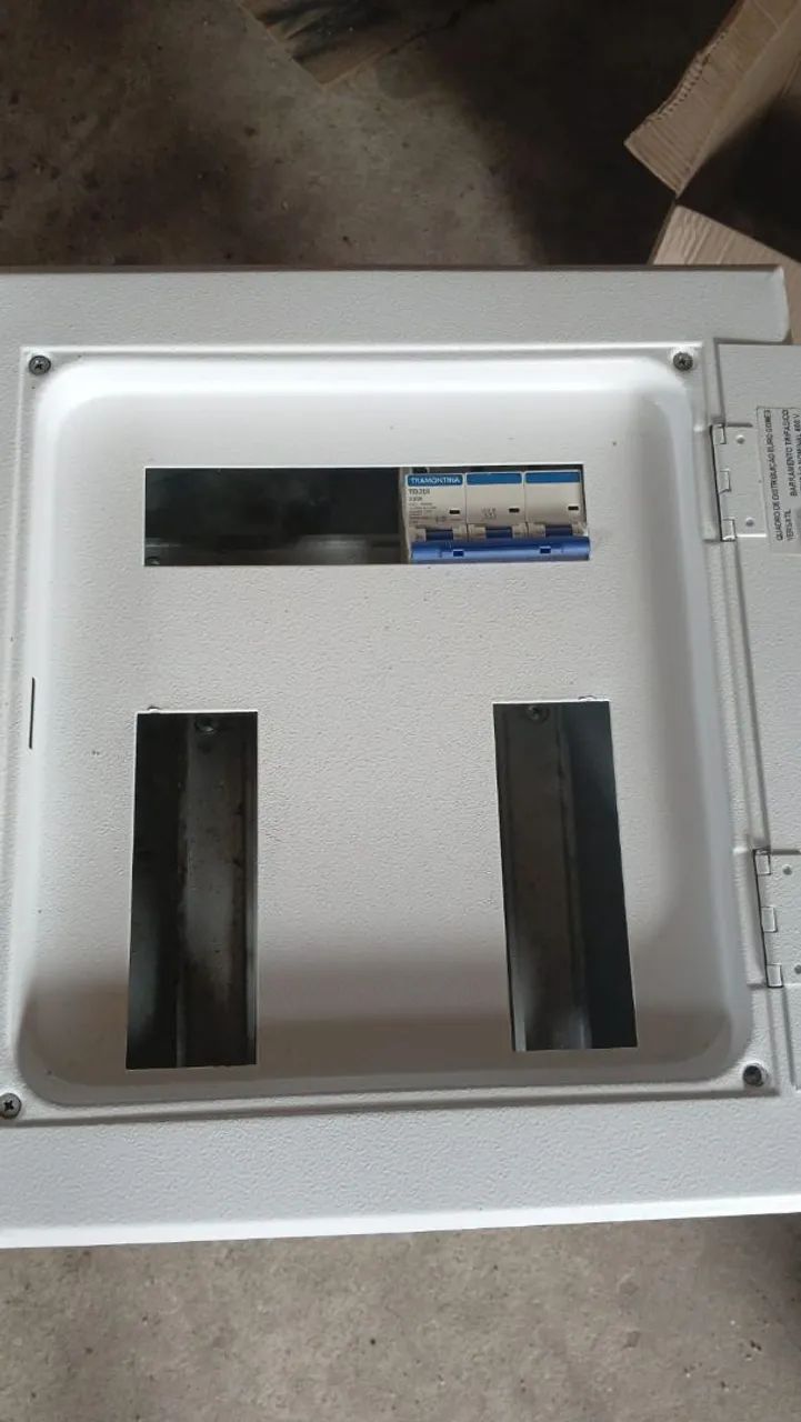 Quadro de disjuntores. 64168498979715121