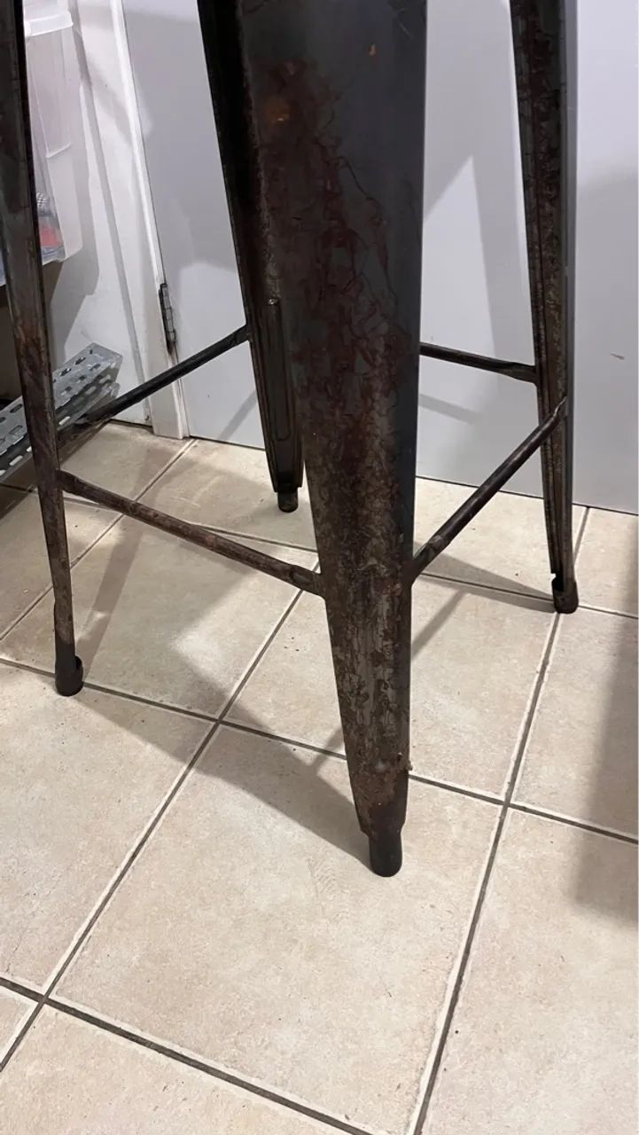 Banqueta Industrial modelo Tholix com encosto
