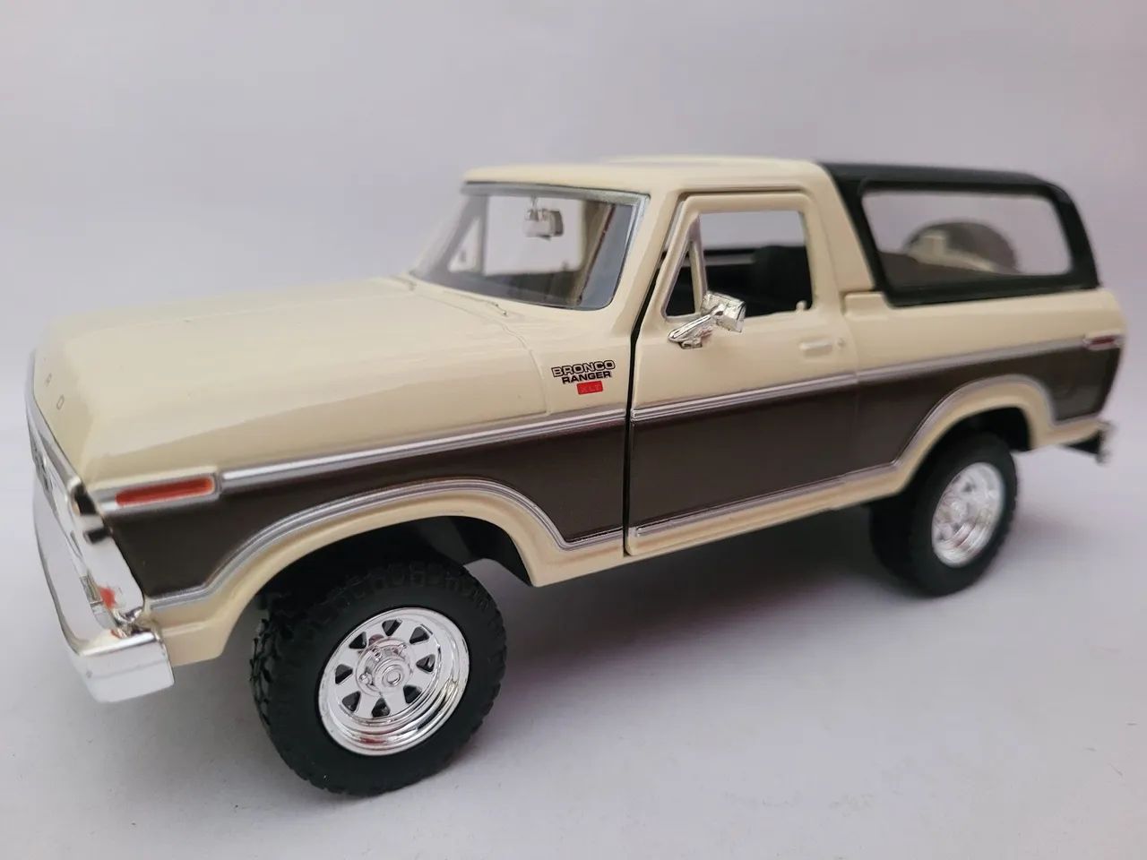 Miniatura Ford branco 1/24