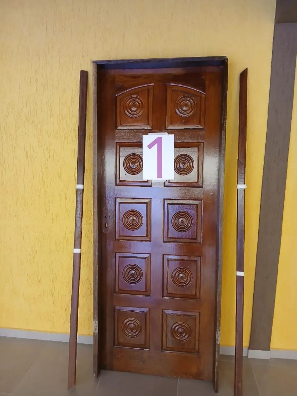 Porta de Madeira Maciça, caixonete, dobradiças e alisar. - Foto 2