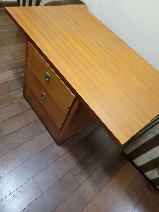 Estante e mesa de centro em madeira maciça em bom estado - Foto 5