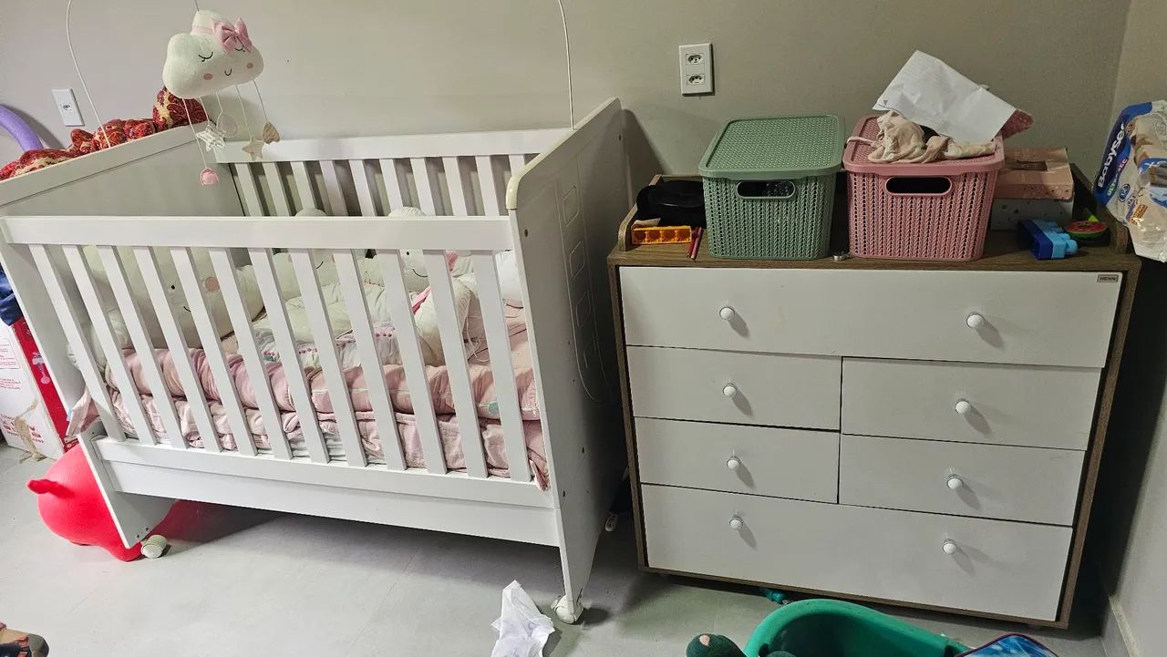 Berço com colchão e comoda