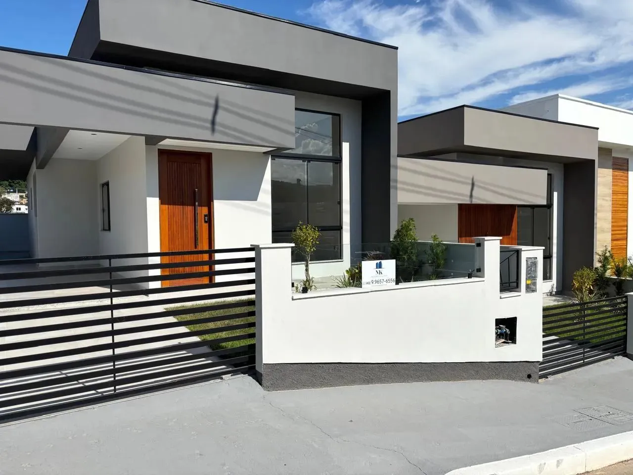 Linda Casa à Venda em Potecas - São José/SC