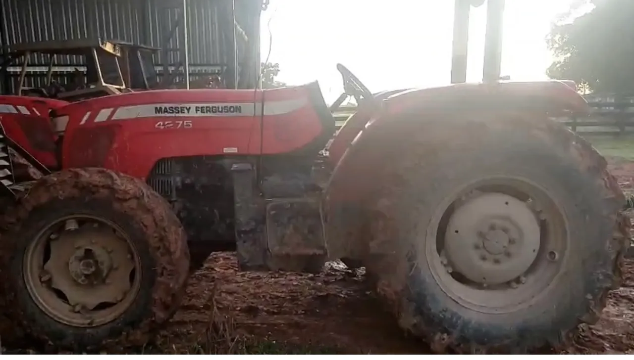 Trator Massey Ferguson 4275 - Excelente estado