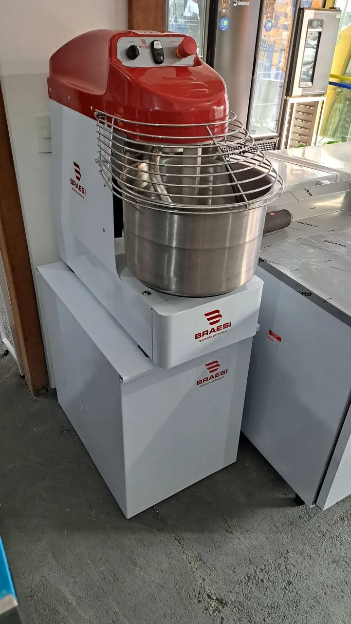 A. Amassadeira Industrial Braesi 15kg espiral