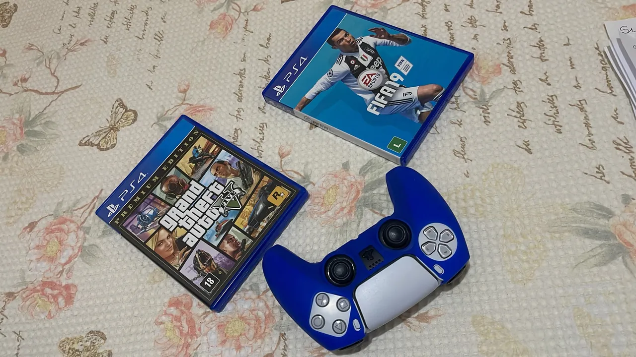 Playstation Controle + Jogo GTA V e FIFA 19