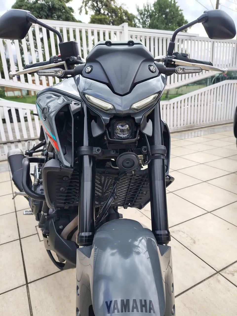 Mt03 c/ capacete na cor 