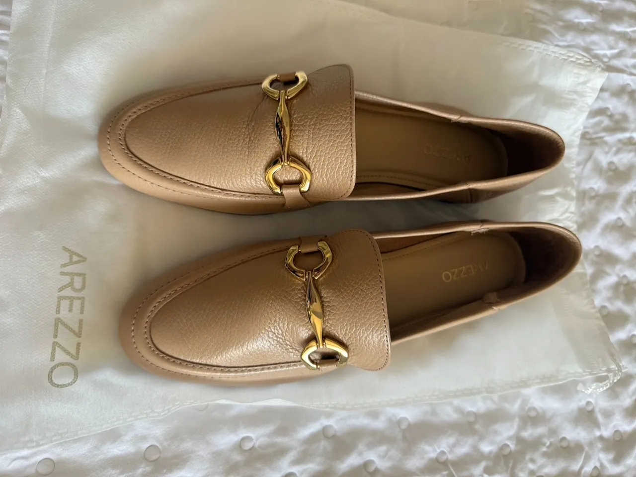 Mocassim Arezzo Bege com Detalhe Dourado
