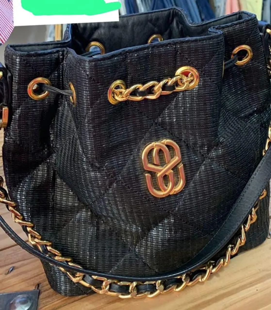 Bolsa Bucket Preta Detalhes Dourados