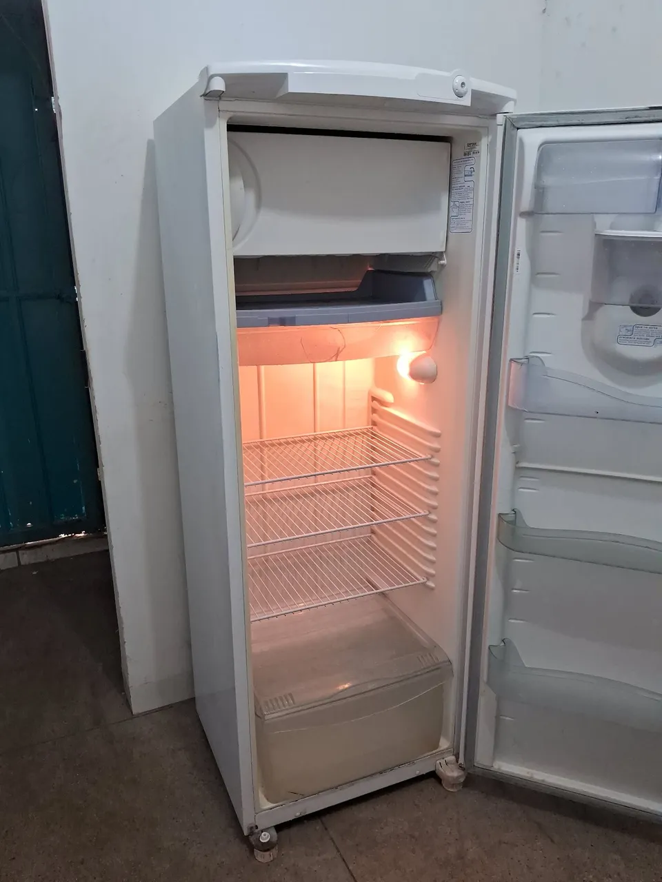 Geladeira  grande Cônsul                              faço entrega 