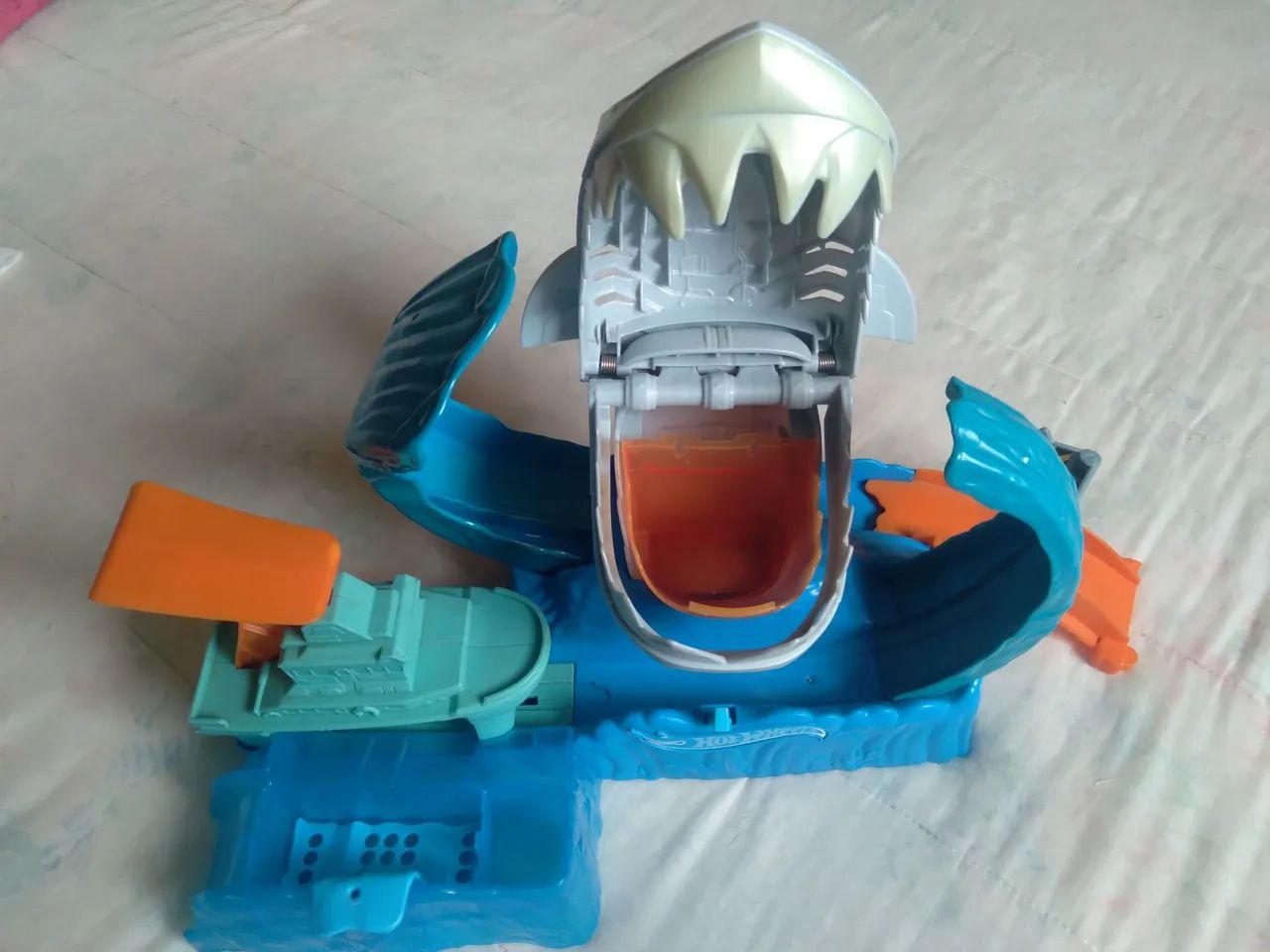 PISTA HOT WHEELS ROBÔ SHARK 