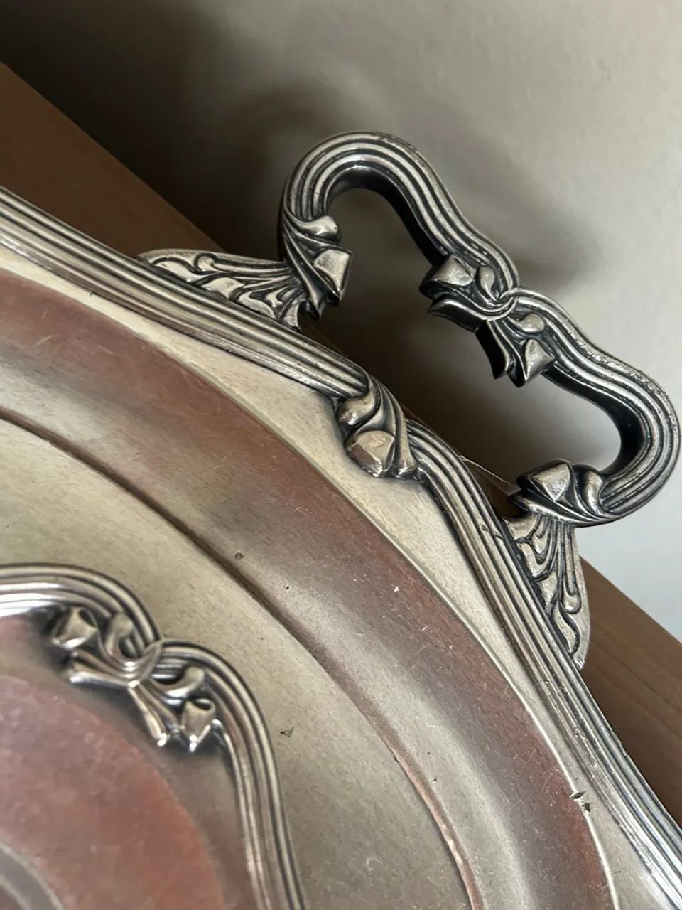 Bandeja Antiga em Prata-  com Detalhes Ornamentais - Foto 4