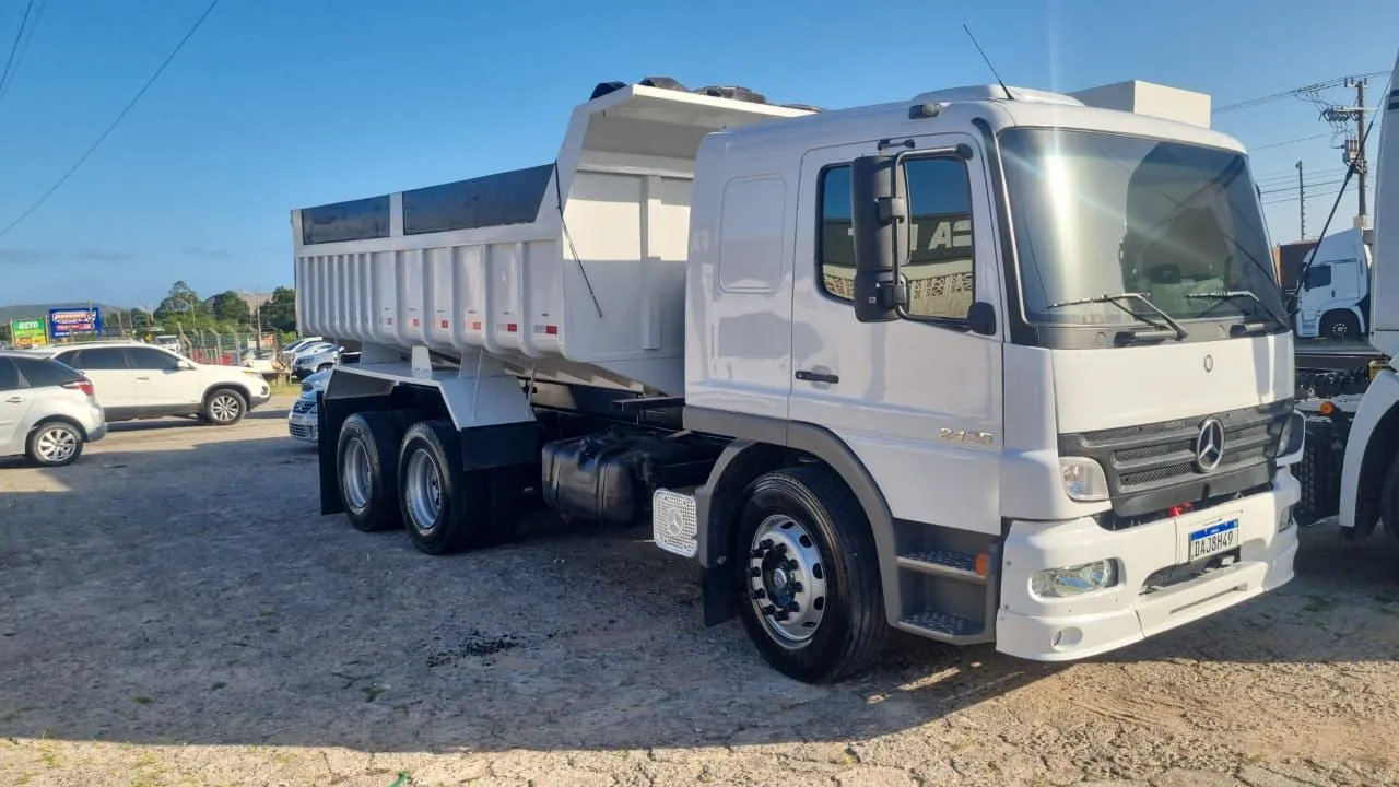 Atego 2425 caçamba basculante