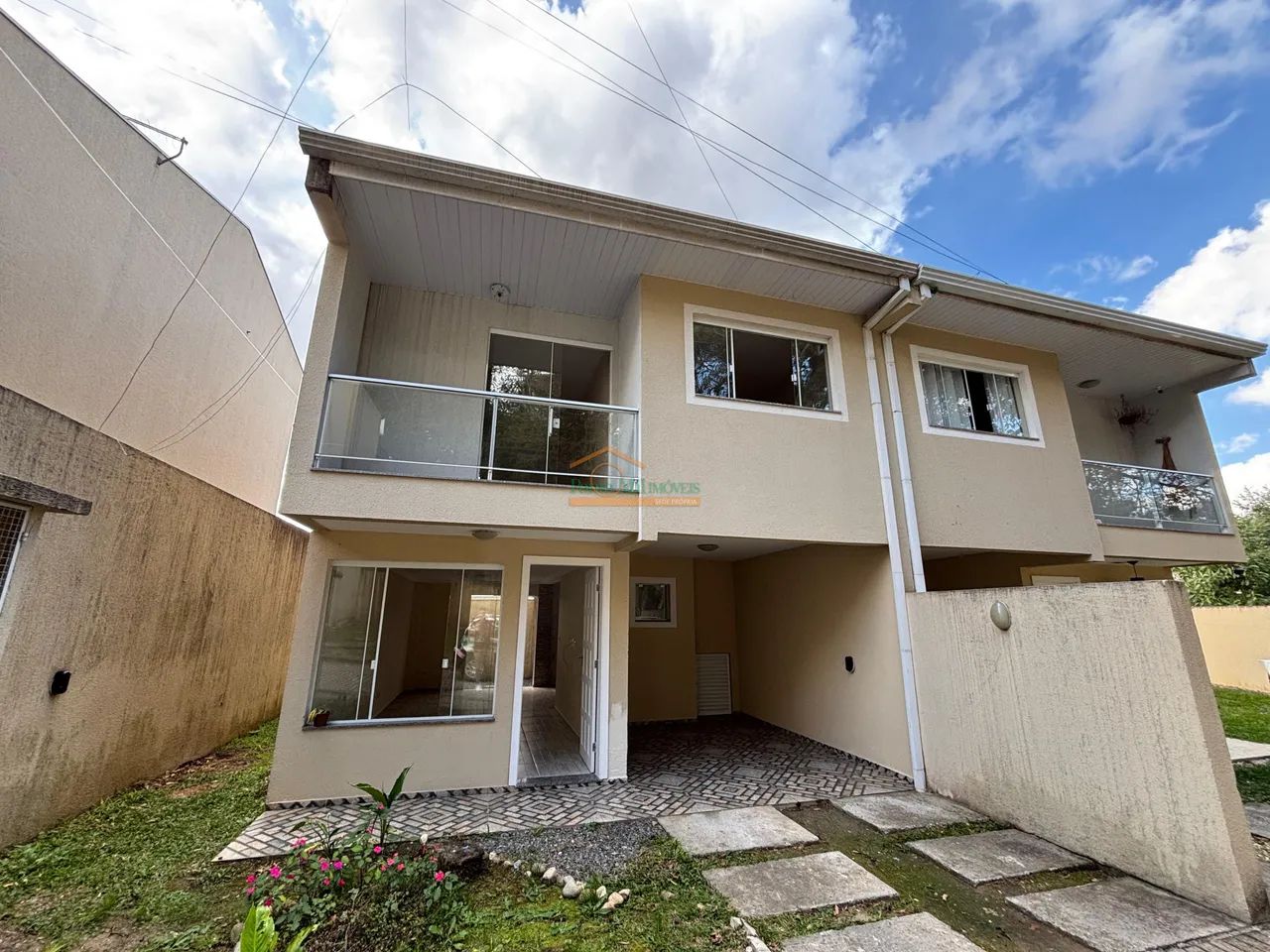 SOBRADO com 3 dormitórios à venda com 100m² no bairro Santa Cândida - CURITIBA / PR
