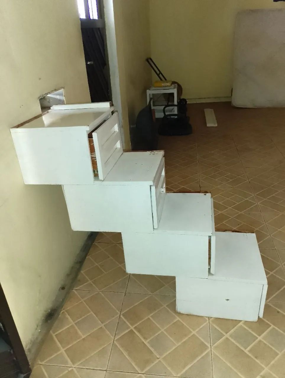 Ladder with drawers64520809199235120