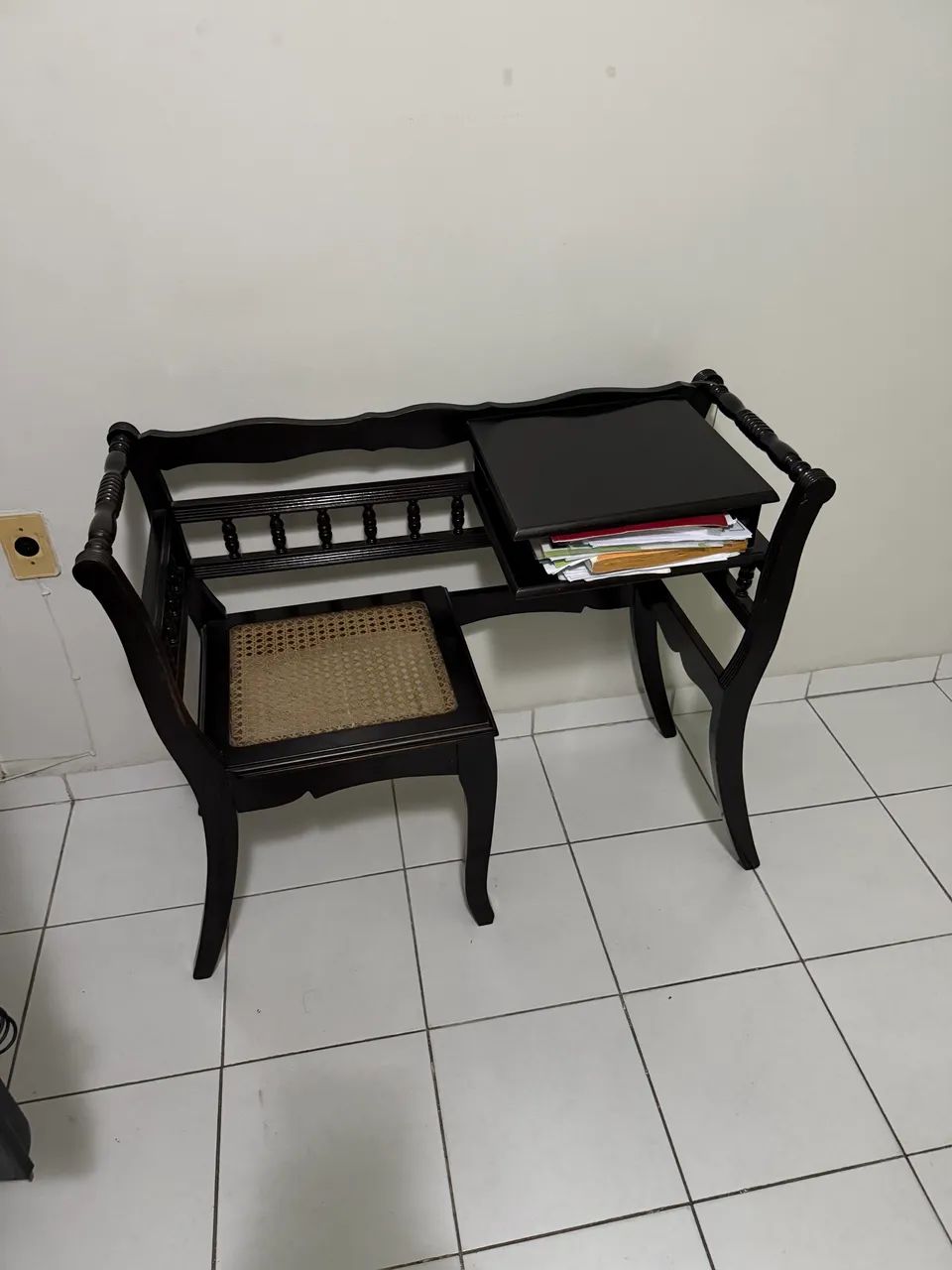 Mesa para diversas coisas inclusive como decoração 64861558231426123