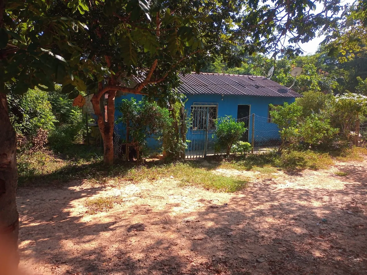 Precisa se de caseiro em três marias