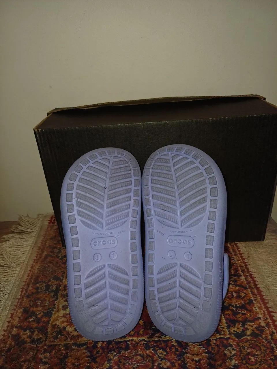 Crocs infantil feminino Lilás com ursinhos carinhoso e a Minie,  tam. J1= 32. - Foto 5