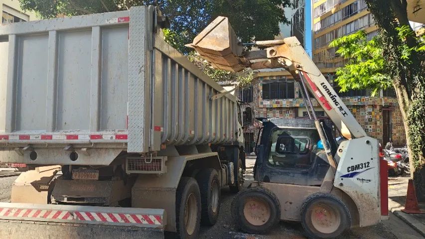 Aluguel de minicarregadeira (Bobcat)