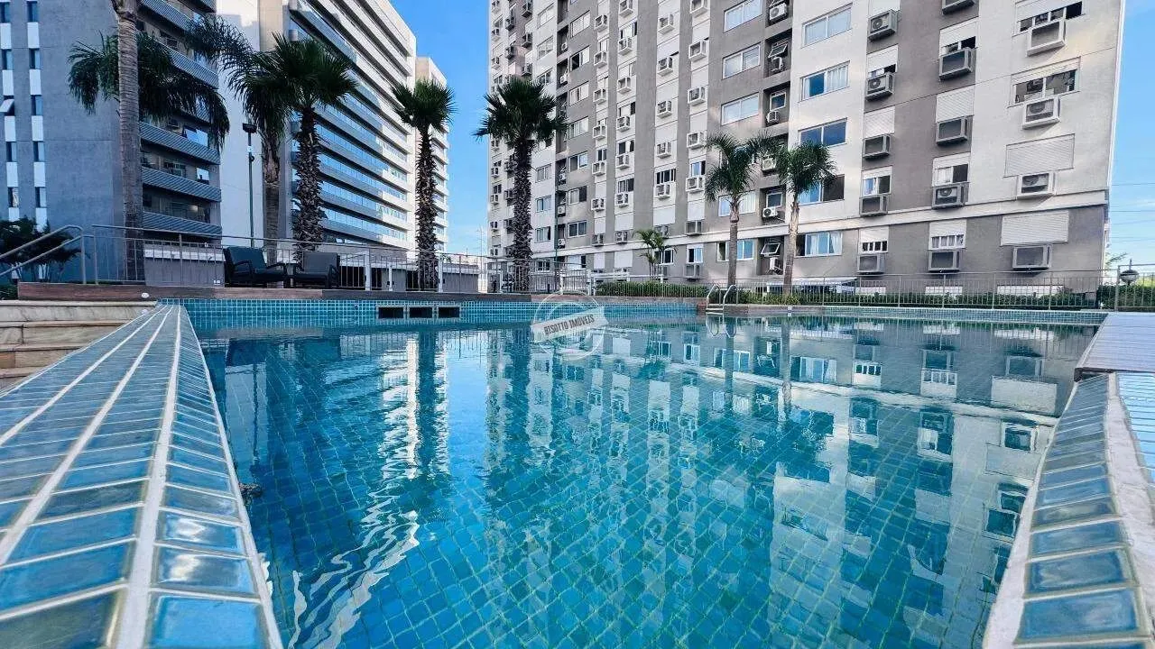 Apartamento em condomínio, com 2 dormitórios sendo 1 suíte e piscina. Porto Alegre-RS