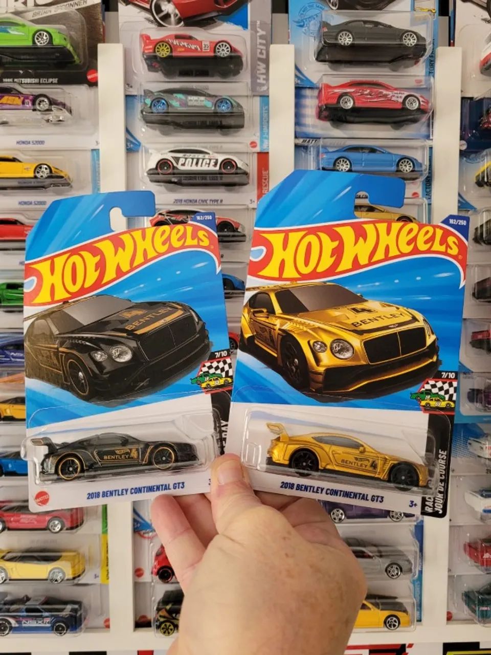 Dupla 2018 Bentley Continental GT3 Preto e o Dourado Hot Wheels.