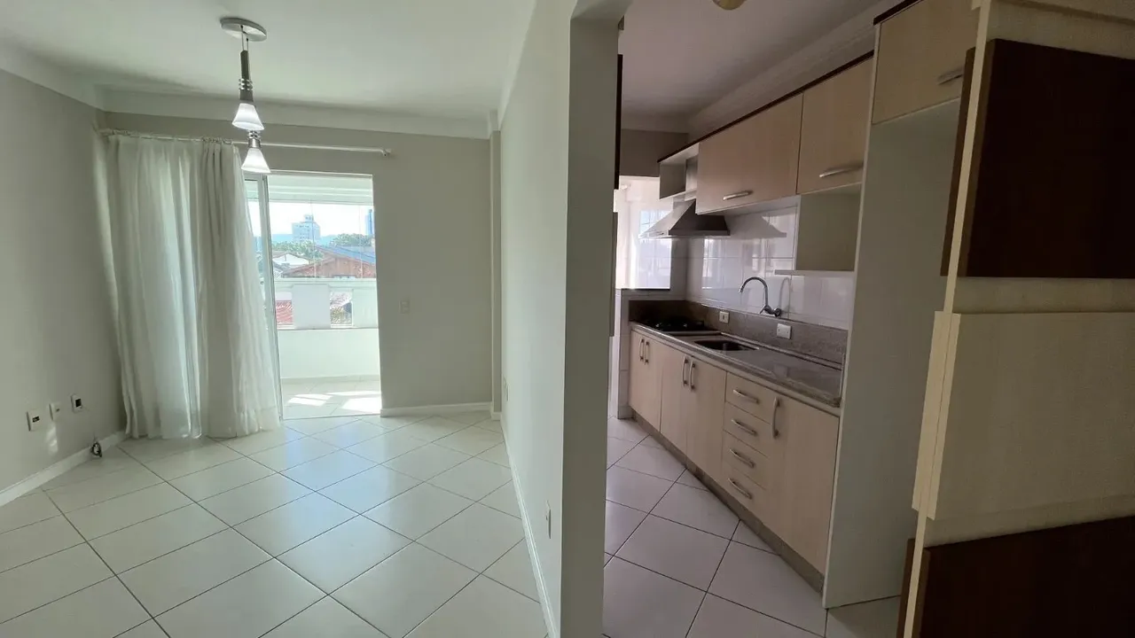 Apartamento para locação anual com amplo terraço no Centro de Camboriú!!!!!!!!!