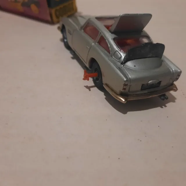 Miniatura antiga Aston Martim James Bond 007 Fabricante Corgi - Escala 1/43