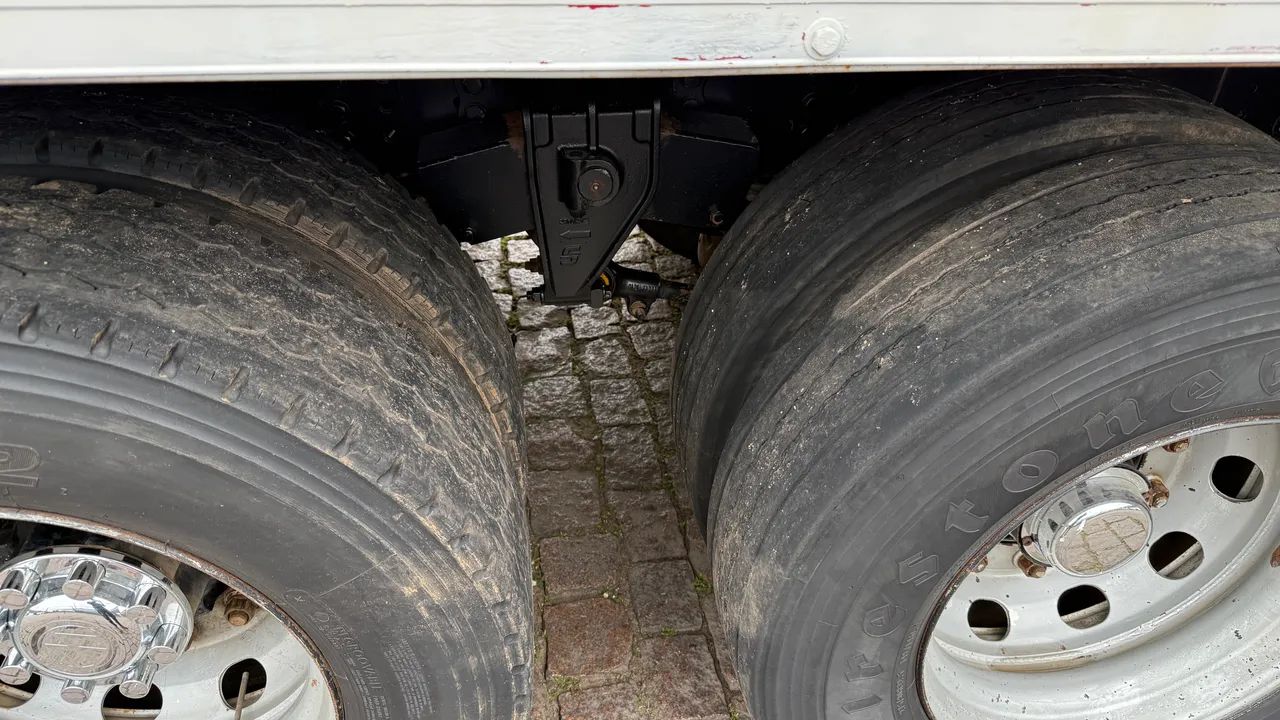 VOLKSWAGEN 24-280 6x2 ano 2013 Baú - Foto 10