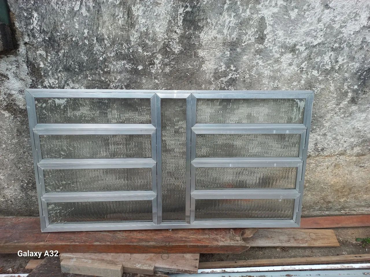 Basculante em aluminio com 8 lâminas de vidro cancelado 