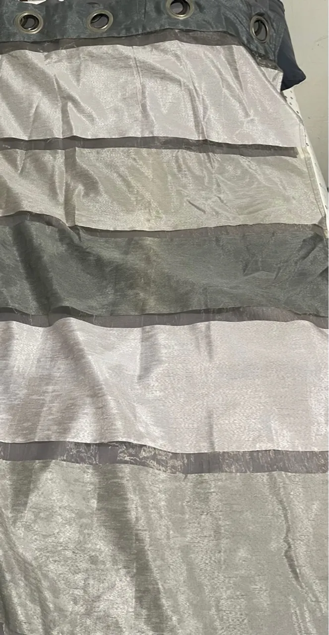 Cortina Elegante com Faixas Decorativas