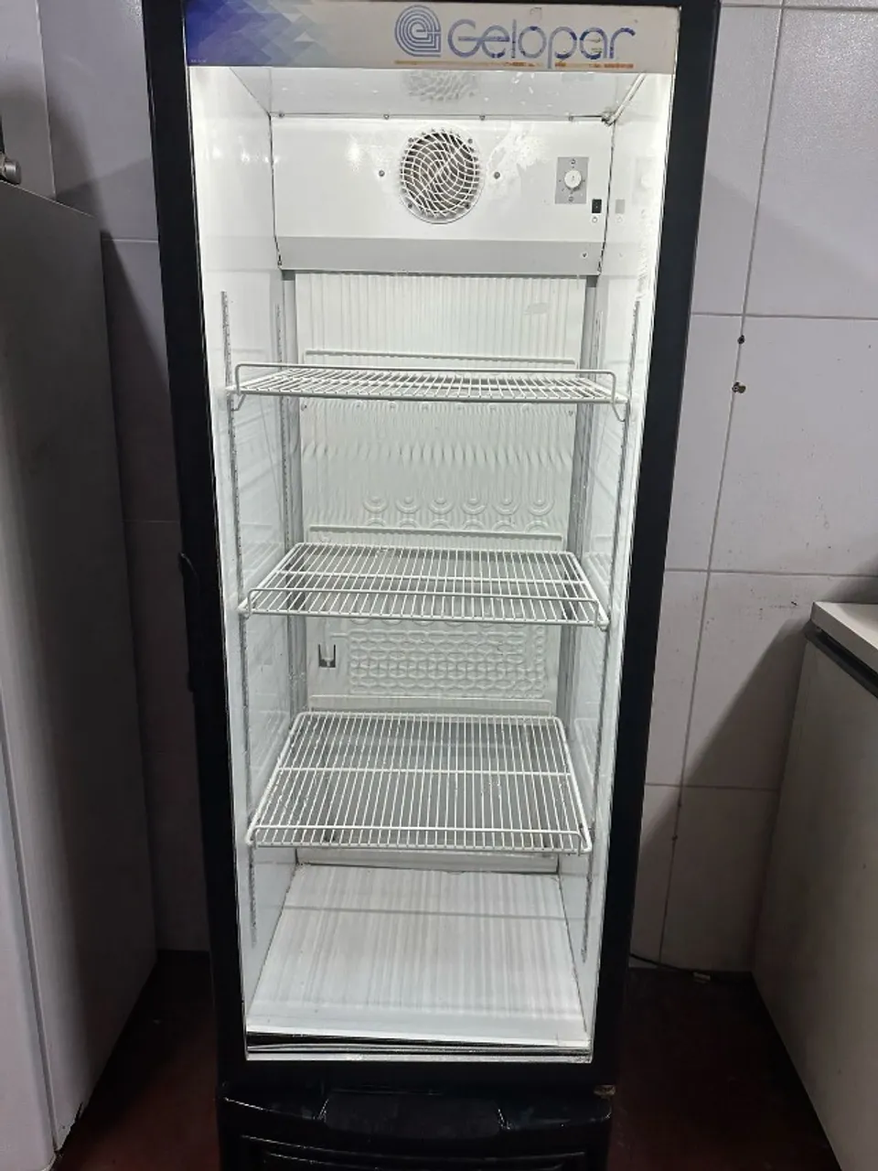 Expositor Refrigerado de Bebidas Gelopar 414 Litros Preto GPTU-40 - 110V
