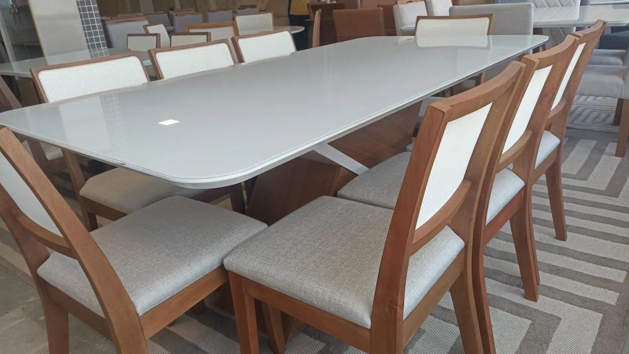 Mesa de Jantar Elegante com Cadeiras de madeira 