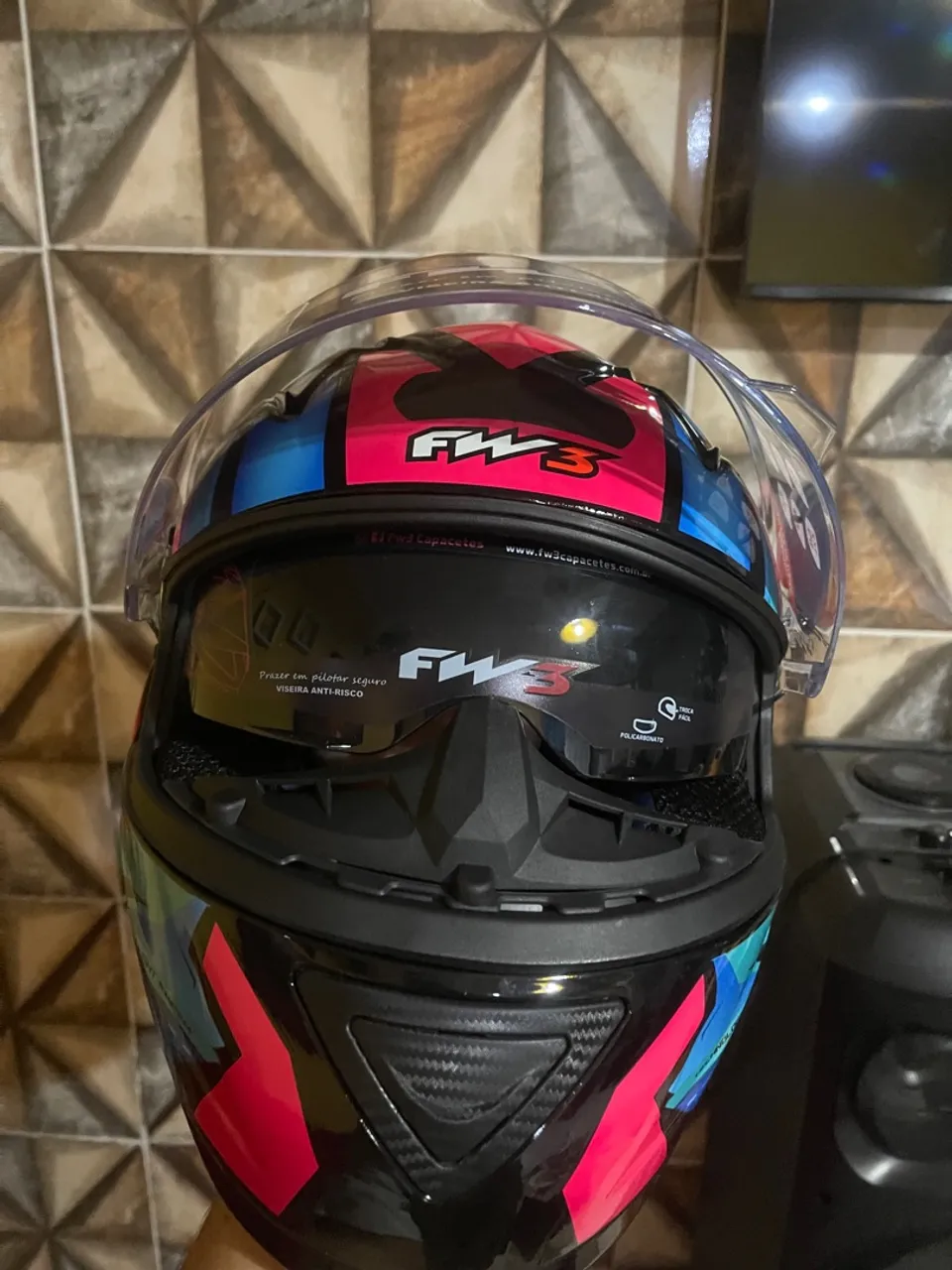 Capacete FW3 com design moderno e seguro