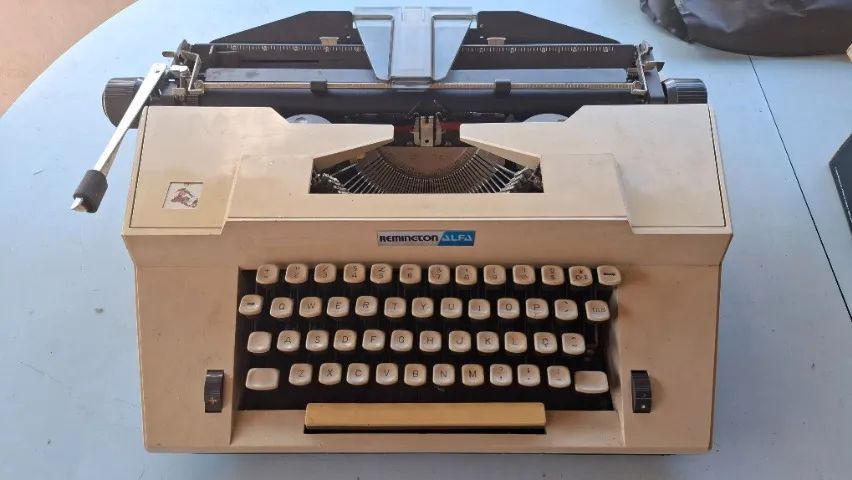 Máquina De Escrever antiga Remington Alfa