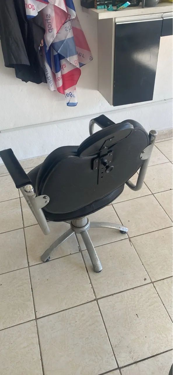 Vendo cadeira de barbearia  - Foto 3