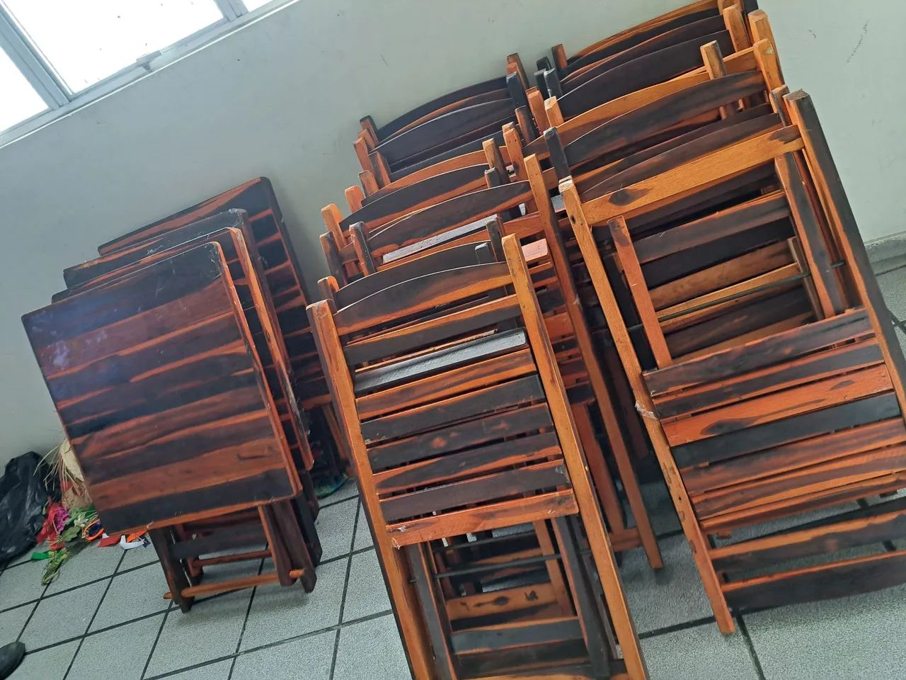Conjunto de Mesas e Cadeiras