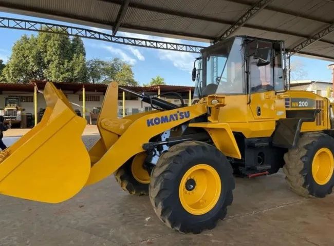 Pá carregadeira Komatsu WA200 ANO: 2011 - Foto 6