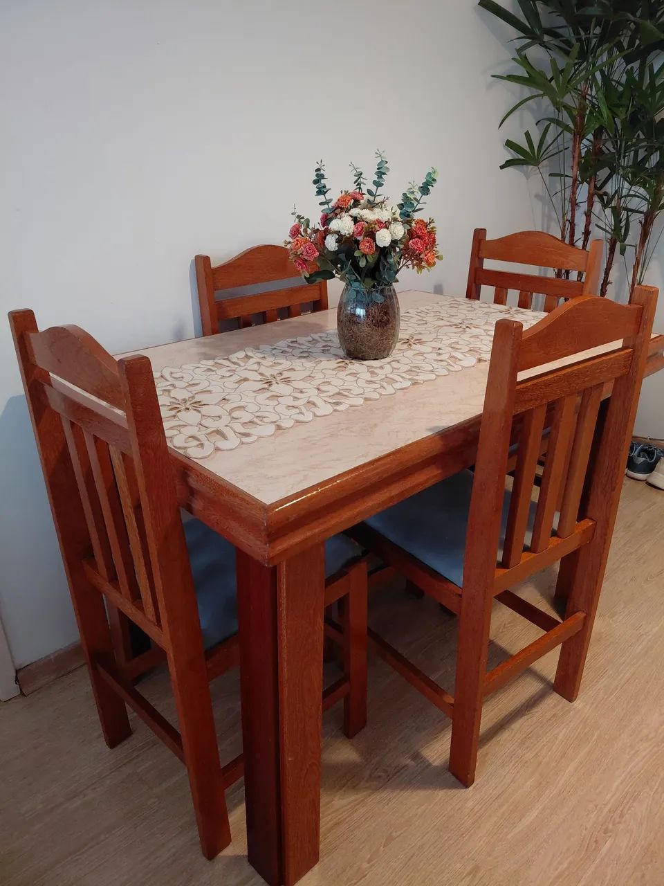 Mesa com 4 cadeiras 