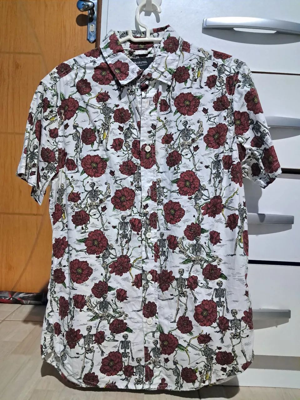 Camisa Social Estampada Flores e Caveiras