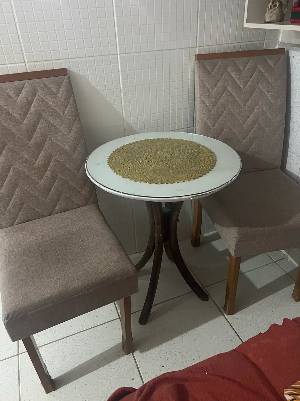 Vende-se mesa com duas cadeiras  - Foto 2