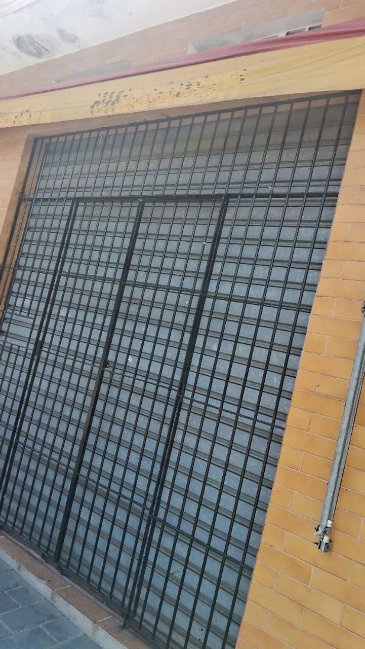 Salão comercial com banheiro..balcão..lavatório..porta e grade 