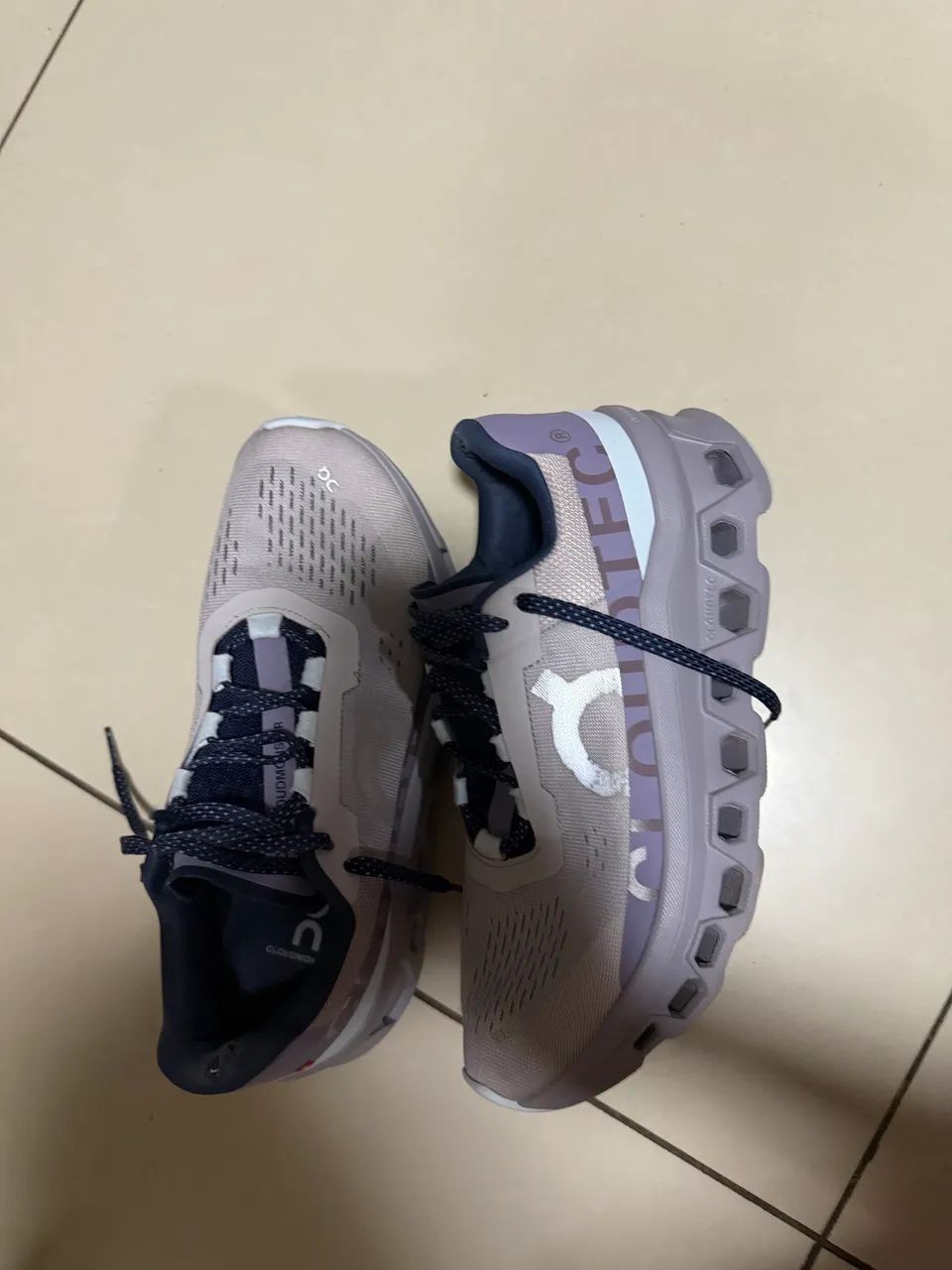 Tênis on cloudmonster pearl artic 39 original 