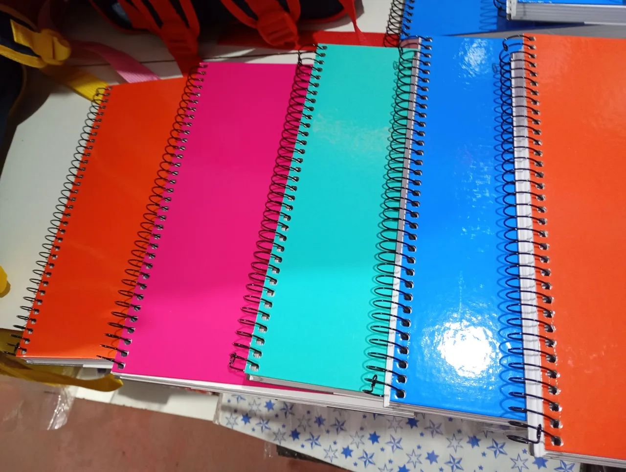 Cadernos de 10 matérias, cores variadas . Fazemos entrega 