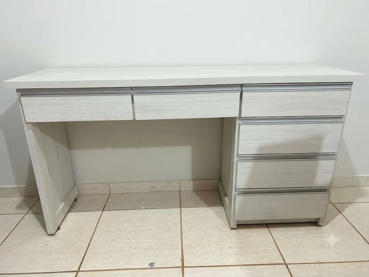 Escrivaninha com 6 gavetas