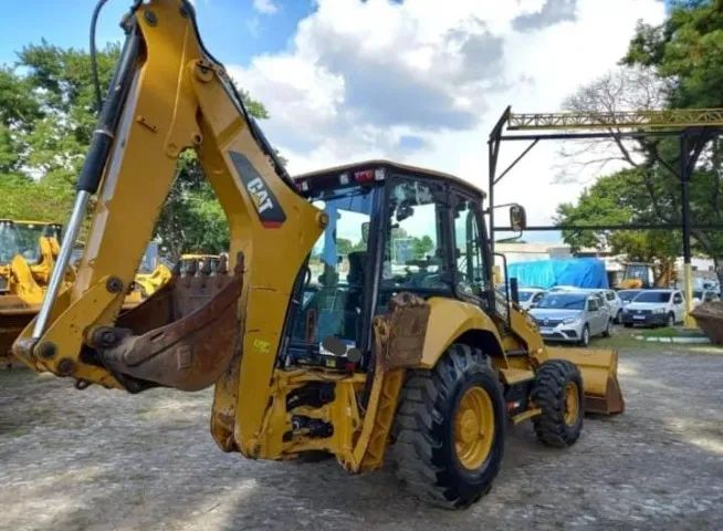 Retroescavadeira Caterpillar  2014