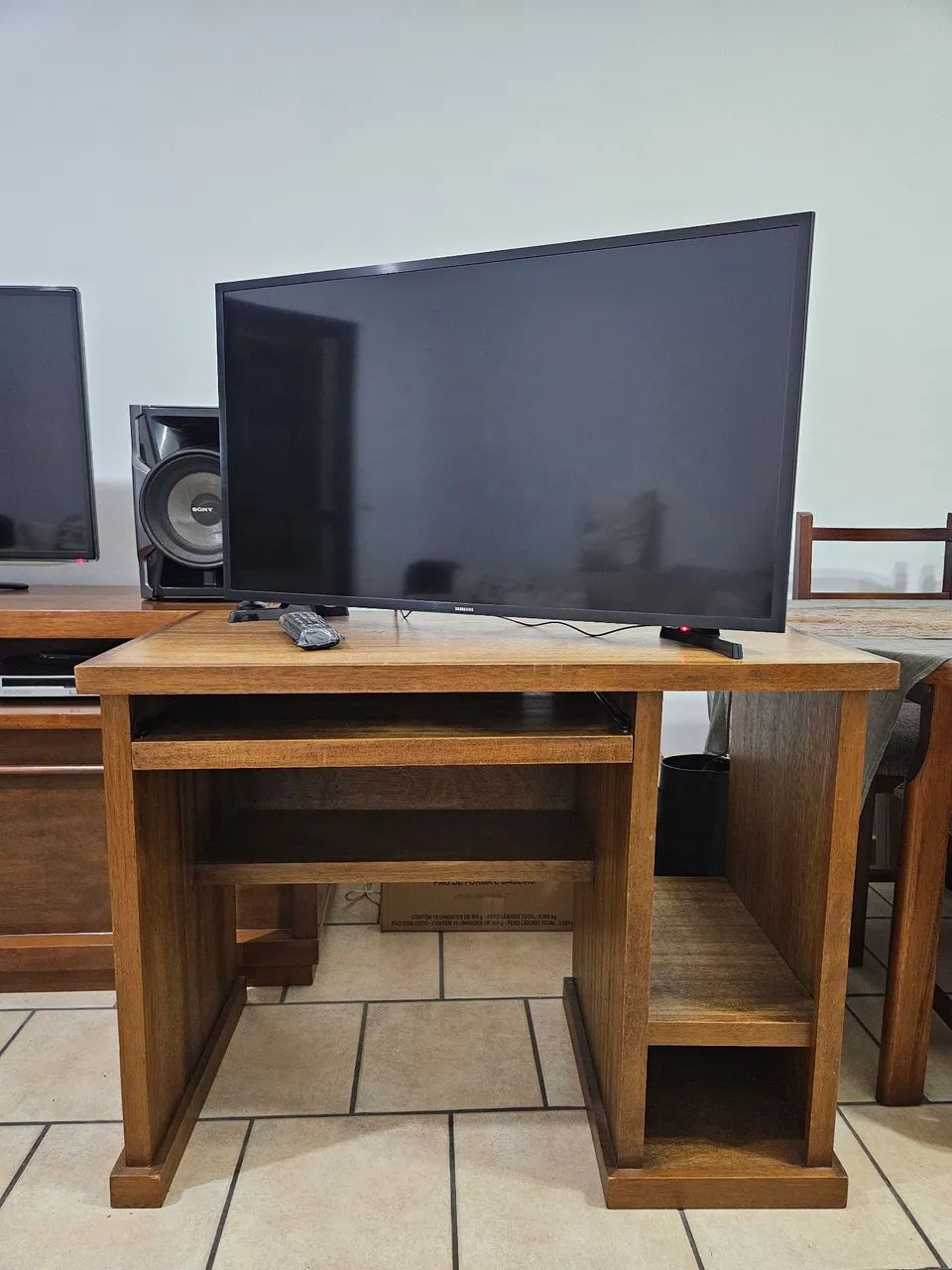 Vendo rack para computador em madeira maciça 