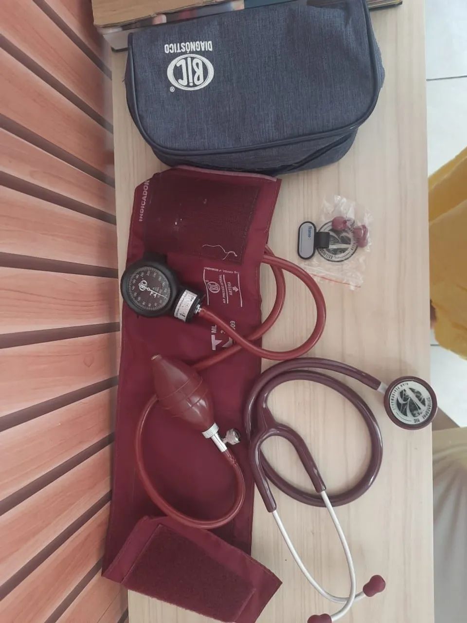 Kit estetoscópio + esfigmomanometro