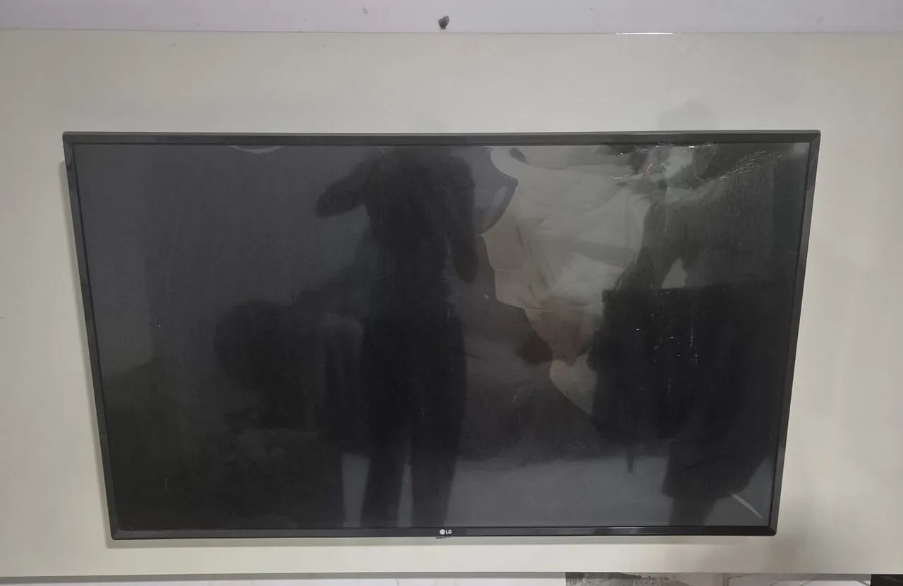 TV LG 49 Polegadas com Controle - Tela Quebrada - Para Peças - Foto 2