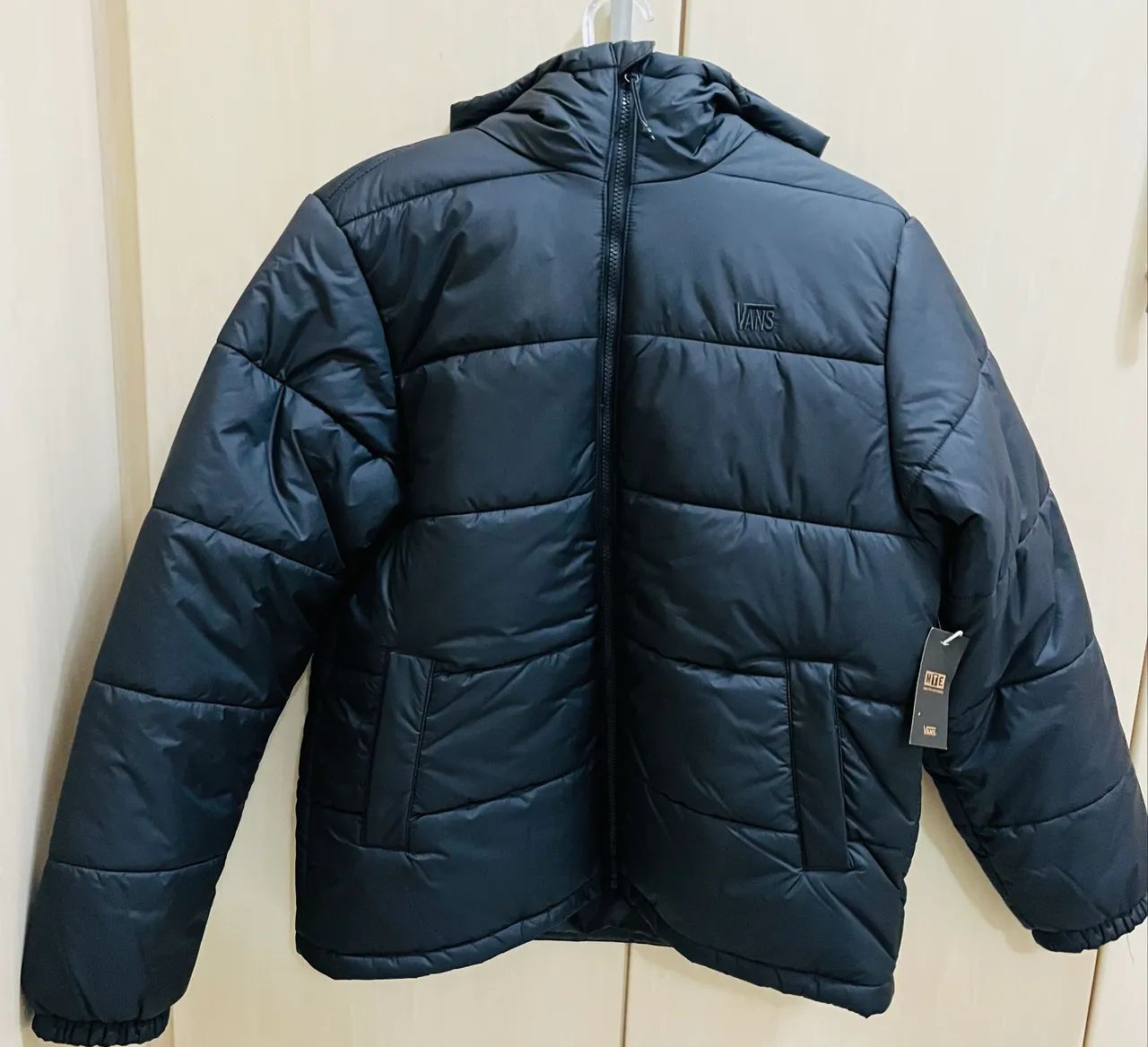 Jaqueta Bomber Vans nova. Comprada nos EUA. Tam P mas Veste tranquilamente M - Foto 4