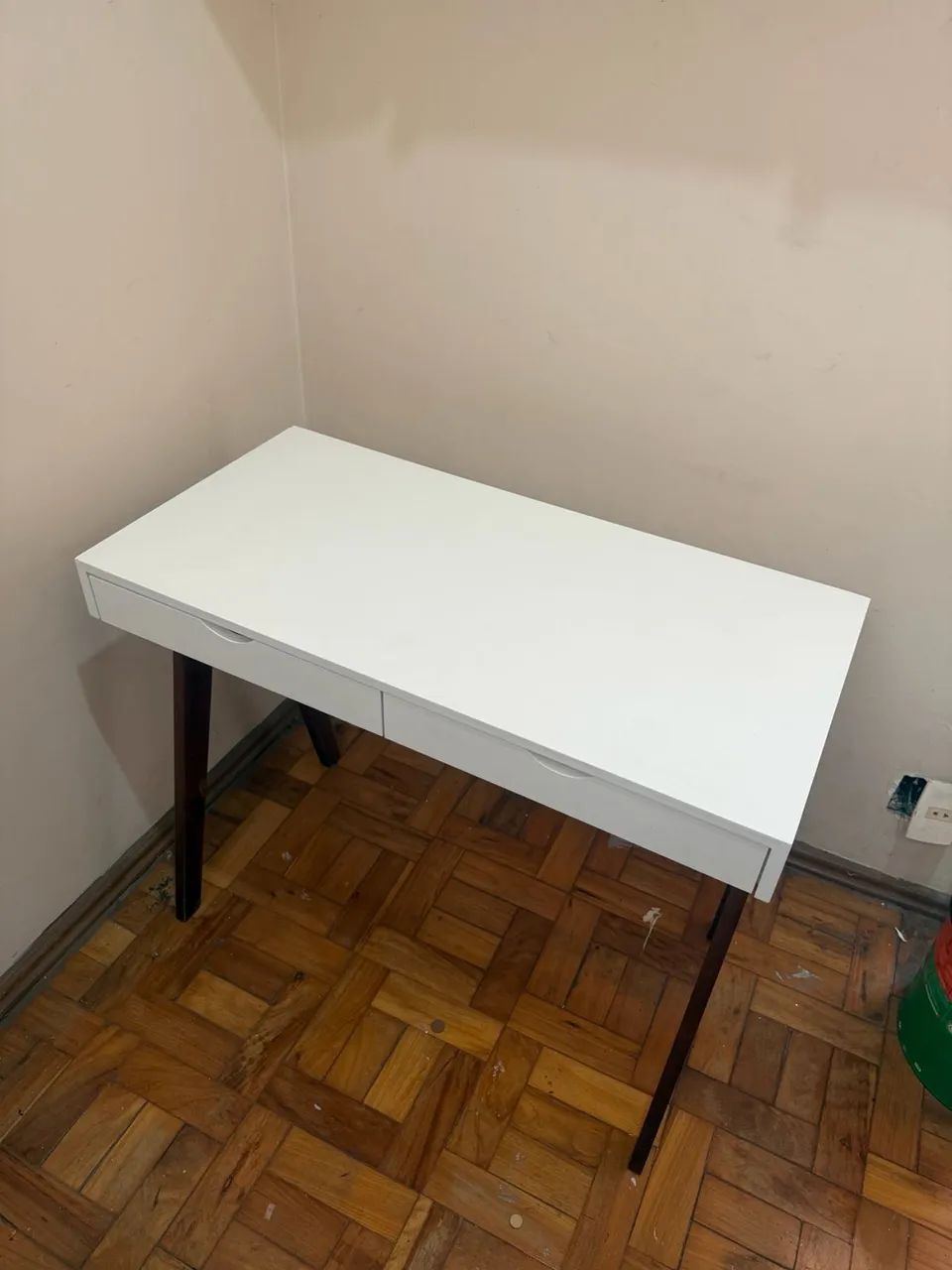 White desk472803467162429441